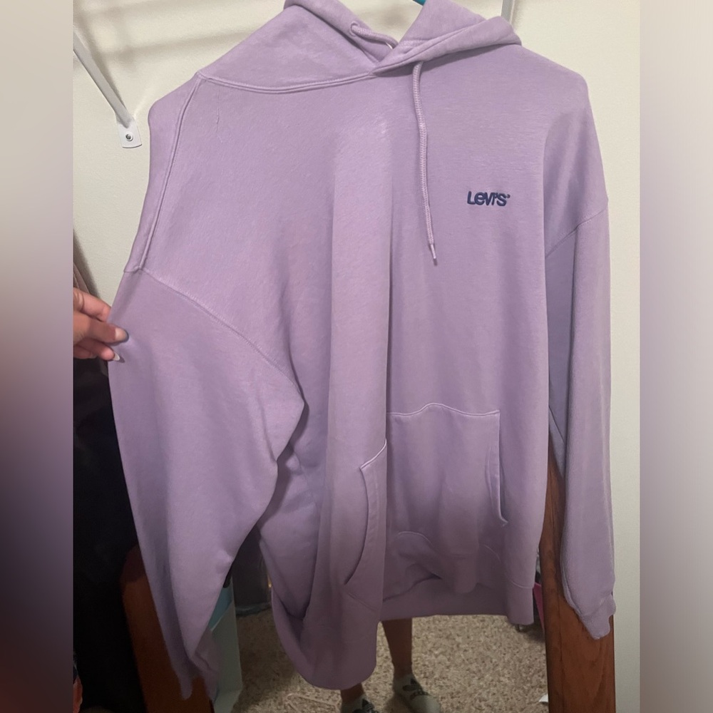 levi’s sweatshirt
